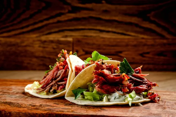 Tütsülenmiş biftek, sebze ve beyaz soslu taco.