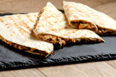 Tahta masadaki Quesadilla. Yakın çekim.