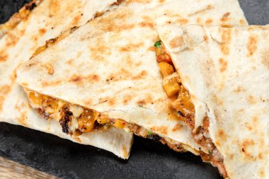 Tahta masadaki Quesadilla. Yakın çekim.