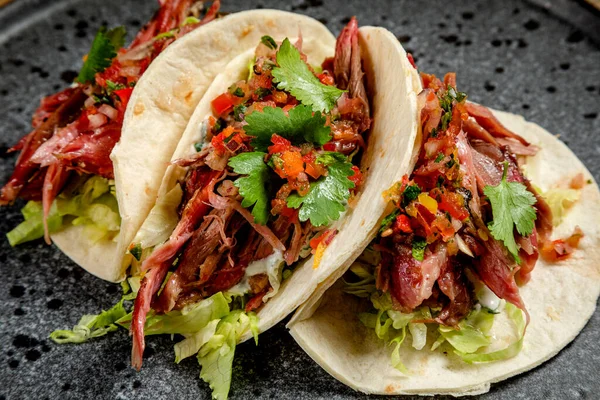 tacos with smoked beef, vegetables and white sauce