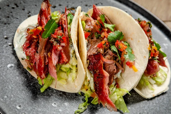 Tütsülenmiş biftek, sebze ve beyaz soslu taco.