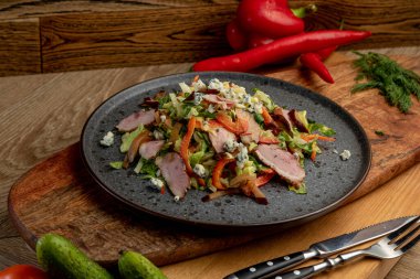 Taze sebze salatası ve tütsülenmiş et. Taze yemek. taze sebze