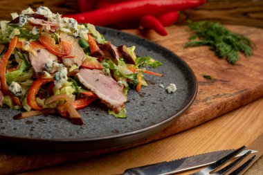 Taze sebze salatası ve tütsülenmiş et. Taze yemek. taze sebze