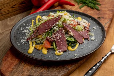 Taze sebze salatası ve tütsülenmiş et. Taze yemek. taze sebze