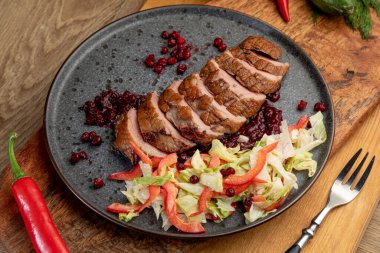 Taze sebzeli füme et ve üzümlü sos.