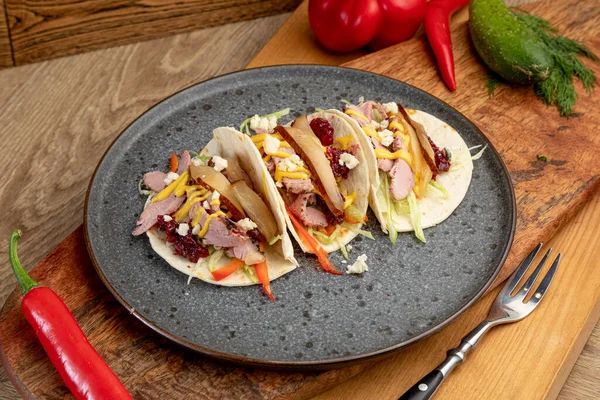 Smoked Meat Tacos Served Black Plate — Fotografia de Stock