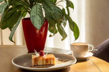 Çayla servis edilen ahududuyla süslenmiş havadar tatlı, iç kısımda tatlı.