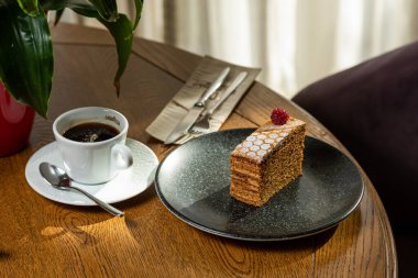 Ahududu ile süslenmiş, kahveyle servis edilen tatlı. İç kısımda tatlı fotoğrafı.