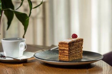 Ahududu ile süslenmiş, kahveyle servis edilen tatlı. İç kısımda tatlı fotoğrafı.