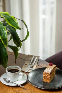 Ahududu ile süslenmiş, kahveyle servis edilen tatlı. İç kısımda tatlı fotoğrafı.