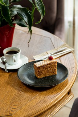 Ahududu ile süslenmiş, kahveyle servis edilen tatlı. İç kısımda tatlı fotoğrafı.