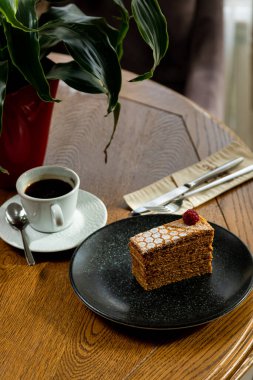Ahududu ile süslenmiş, kahveyle servis edilen tatlı. İç kısımda tatlı fotoğrafı.