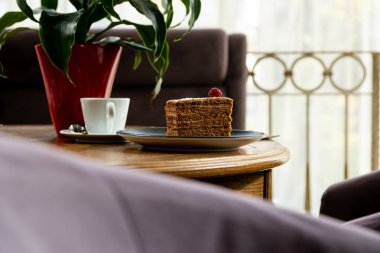 Ahududu ile süslenmiş, kahveyle servis edilen tatlı. İç kısımda tatlı fotoğrafı.