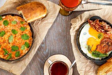 Omlet kahvaltısı, pastırmalı yumurta. Taze hamur işleri ve içeceklerle servis edilir.