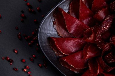 Siyah bir tabakta siyah bir arka planda soğuk kesimler.