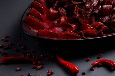 Siyah bir tabakta siyah bir arka planda soğuk kesimler.