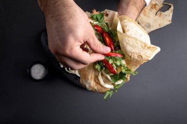 Otlu ve soslu peynir pide ekmeğine konur. Soslu, lahanalı ve otlu Kafkas peyniri.