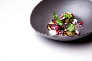 Geleneksel Gürcü aperatifi açık arkaplanda koyu bir tabakta pkhali 'yi çeşitlendirdi.