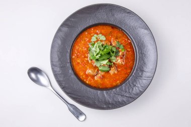 Hafif dekore edilmiş arka planda Gürcü karmaşası