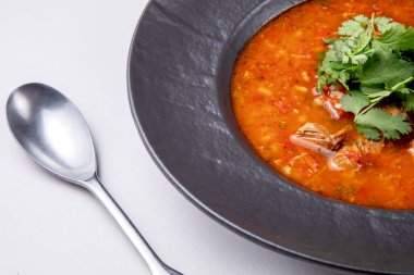 Hafif dekore edilmiş arka planda Gürcü karmaşası