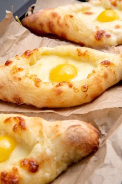 Hafif arka planda bir tabakta küçük bir khachapuri seti.