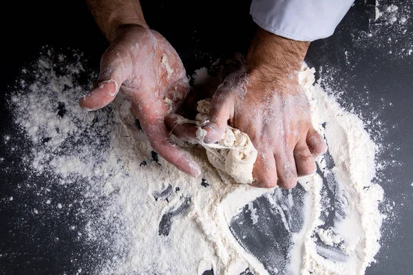 Chef Kneads Dough Dark Background Table Strewn Flour — Stock fotografie