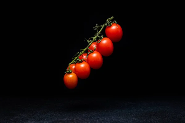 Tomates Cherry Vecto Sobre Fondo Oscuro Colgando Sobre Superficie Los — Foto de Stock