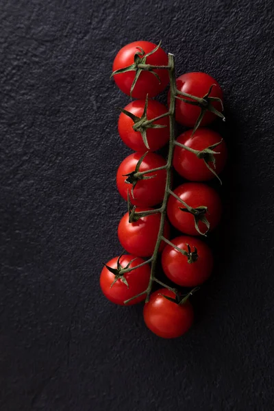 Flatlay Cherry Tomatoes Branch Dark Background — 스톡 사진