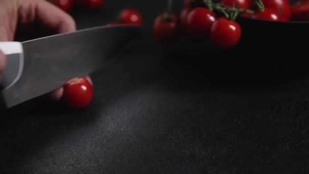 Rebanadas Tomates Cherry Sobre Fondo Oscuro — Vídeos de Stock