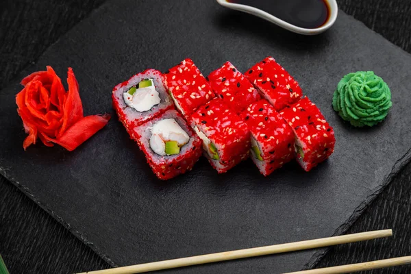 Bambuszlevelekkel Evőpálcikákkal Díszített Sötét Háttérre Fektetett Sushi Tekercsek — Stock Fotó