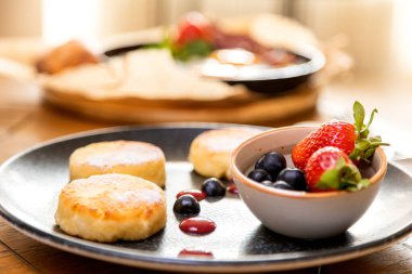 Reçelli bir tabakta böğürtlenli peynirli kek. sağlıklı kahvaltı.