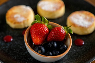 Reçelli bir tabakta böğürtlenli peynirli kek. sağlıklı kahvaltı.