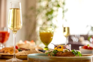 Çeşitli yemek ve içeceklerle dolu kahvaltı masası.