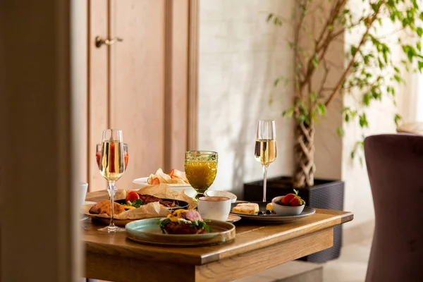 Mesa Desayuno Con Una Variedad Platos Bebidas — Foto de Stock