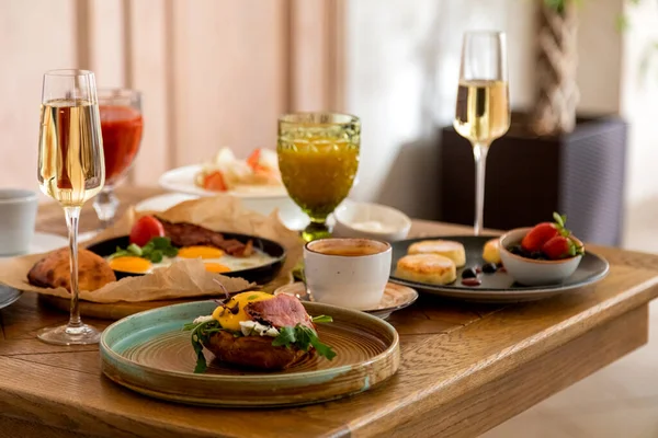 Mesa Desayuno Con Una Variedad Platos Bebidas — Foto de Stock