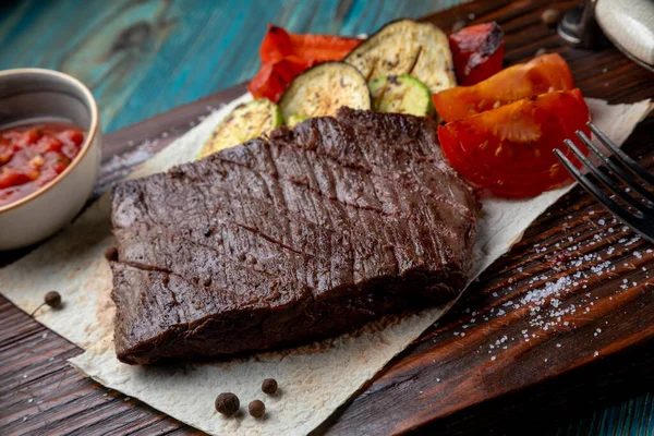 Steak Grilled Vegetables Served Wooden Tray Sauce — Stock Photo, Image