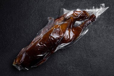 Esmer arka planda sigara içen yarım ördek tüttürdüm