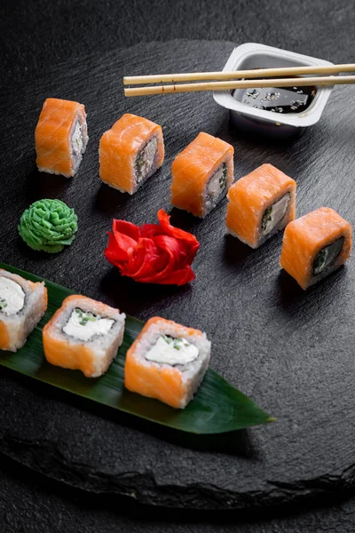 Plato Sushi Japonés Tradicional Rollos Sushi Sobre Fondo Oscuro — Foto de Stock