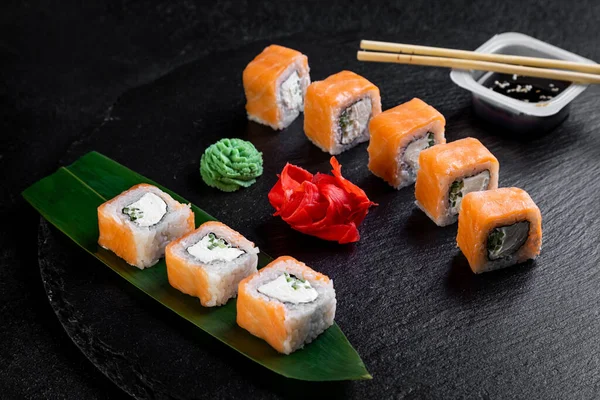 Plato Sushi Japonés Tradicional Rollos Sushi Sobre Fondo Oscuro — Foto de Stock
