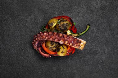 Deniz lezzeti ızgara ahtapot. Koyu bir arkaplanda tabak