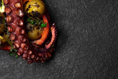 Deniz lezzeti ızgara ahtapot. Koyu bir arkaplanda tabak