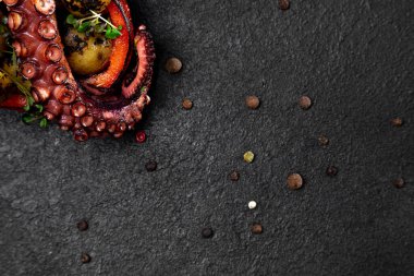 Deniz lezzeti ızgara ahtapot. Koyu bir arkaplanda tabak