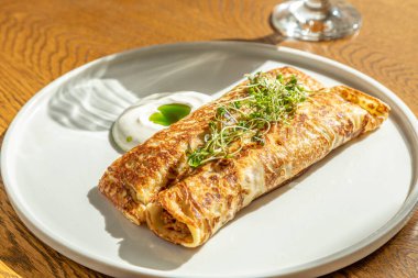 Geleneksel Rus hamur işleri: Maslenitsa için gözleme, somonlu gözleme, ballı gözleme, kahvaltıda gözleme.