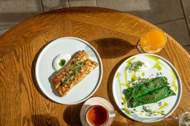 Geleneksel Rus hamur işleri: Maslenitsa için gözleme, somonlu gözleme, ballı gözleme, kahvaltıda gözleme.