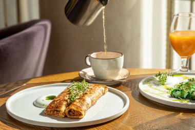 Geleneksel Rus hamur işleri: Maslenitsa için gözleme, somonlu gözleme, ballı gözleme, kahvaltıda gözleme.