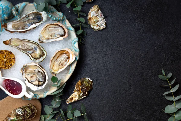 Abrir Ostras Plato Con Hielo Sobre Fondo Oscuro Delicias Marinas — Foto de Stock