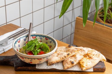 Patlıcan havyarı. Taze otlar ve hamur işleriyle süslenmiş.