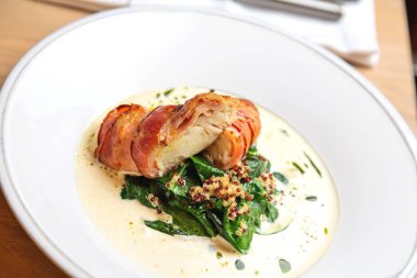 Soslu ve otlu kızarmış domuz pastırması.