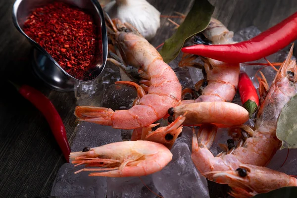 Camarões Gelo Com Pimenta Folha Louro Fundo Madeira — Fotografia de Stock