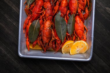 Bira için lezzet, limonlu haşlanmış kırmızı kerevit ve körfez yapraklı.